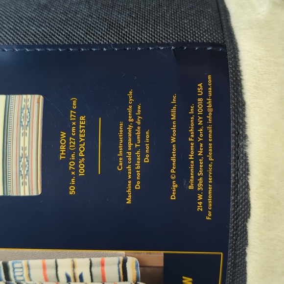 Pendleton Plush Throw 50" x 70" - Picture 6 of 6